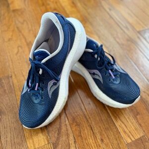 SAUCONY WOMENS KINVARA PRO RUNNING SHOES, SIZE 10, NAVY BLUE/PURPLE (WELL WORN)